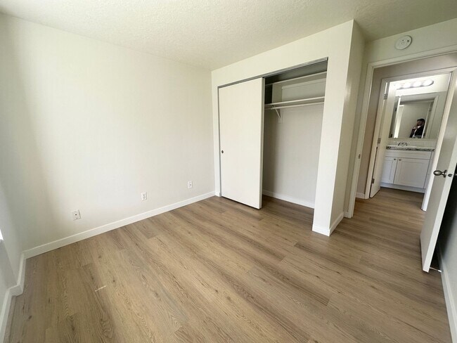 Building Photo - **$500 move in credit. Lake Oswego Refreshed 2nd Story 2 bed/1 bath Condo- W/S/G Included