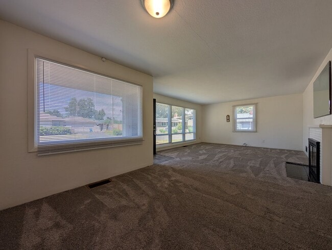Building Photo - Nice 3 bed/1 bath with large backyard and ...
