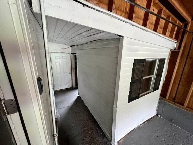 Building Photo - 2754 McCausland Ave