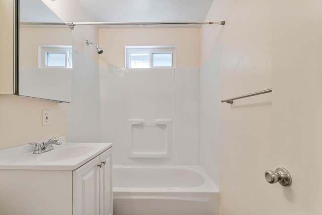 Building Photo - 2 weeks free rent! Beautifully remodeled 1-bdrm/1-bath in 7-plex—Shared laundry, off-street parki...