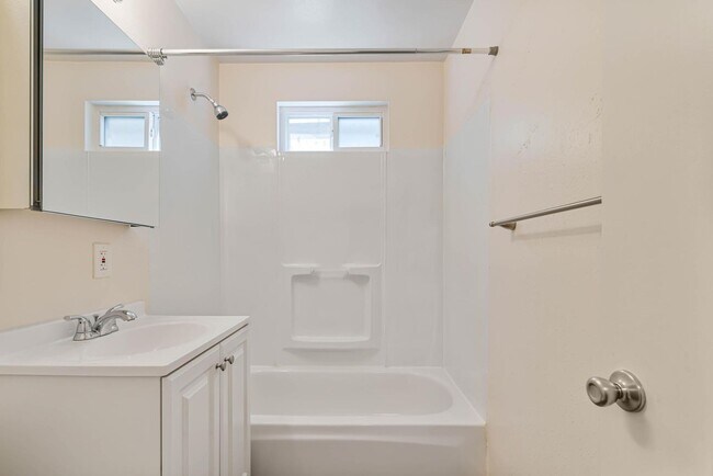 Building Photo - $300 off first month! Beautifully remodeled 1-bdrm/1-bath in 7-plex—Off-street parking, shared la...