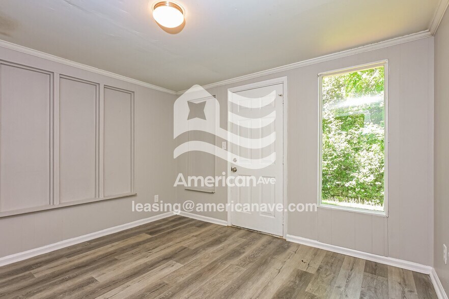 Building Photo - 4059 W Oak Dr