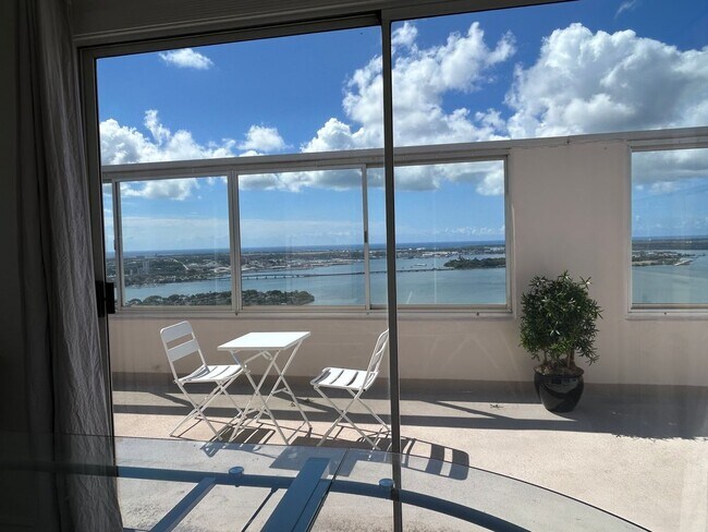 Building Photo - Beautifully Renovated 2 bedroom Penthouse with a Roof-Top Loft and Lanai!