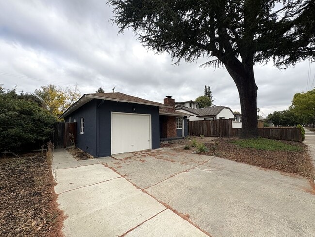 Building Photo - Charming 3-Bedroom Home on Embarcadero Road