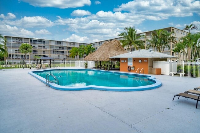 Building Photo - 950 Hillcrest Dr