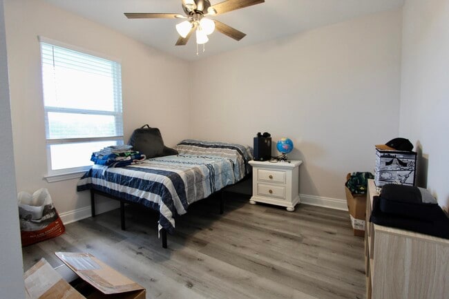Building Photo - 5366 Highview Dr