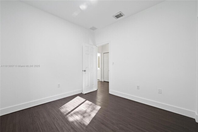 Building Photo - 1180 NE 41st Ave