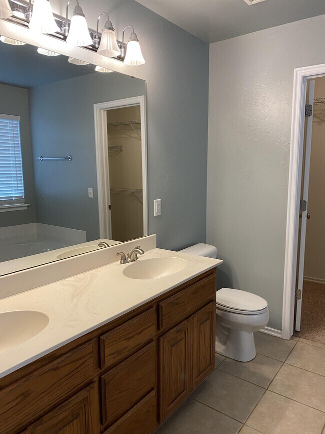 Building Photo - 18101 Viento Dr