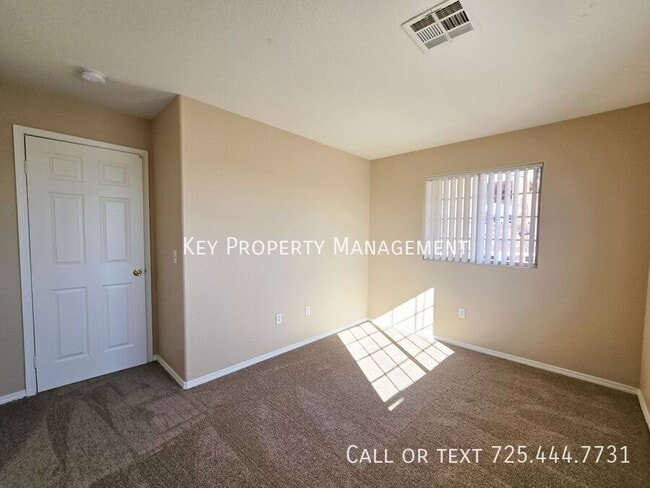 Building Photo - 3 BEDROOM/2 BATH CONDO IN THE NORTHEAST W/...