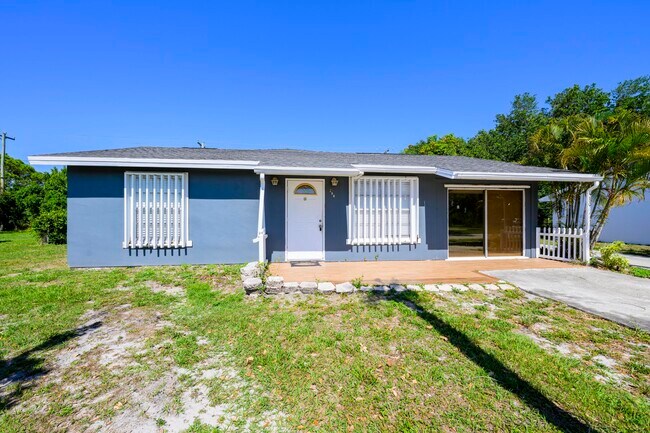 Building Photo - 280 NW Airoso Blvd