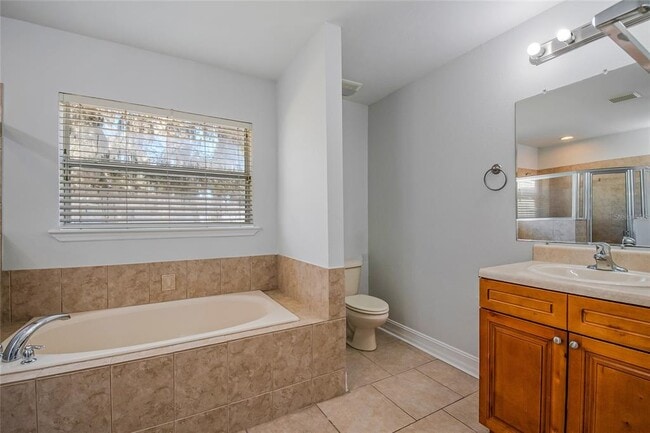 Building Photo - 2370 Pine St