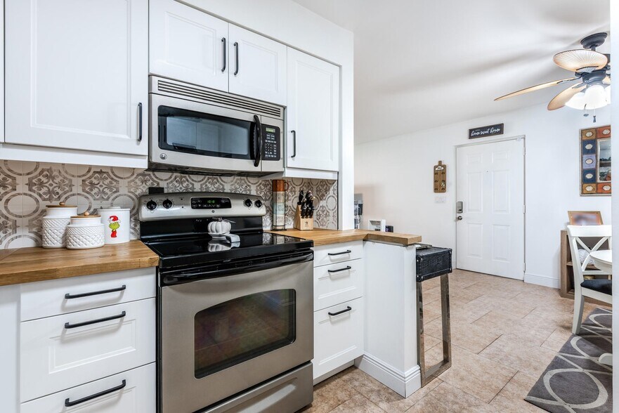 Building Photo - 9930 Pineapple Tree Dr