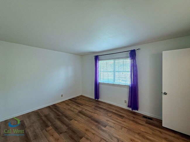 Building Photo - $2595 - 2 Bed/1 Bath Townhome in North San Jose-Near Lightrail