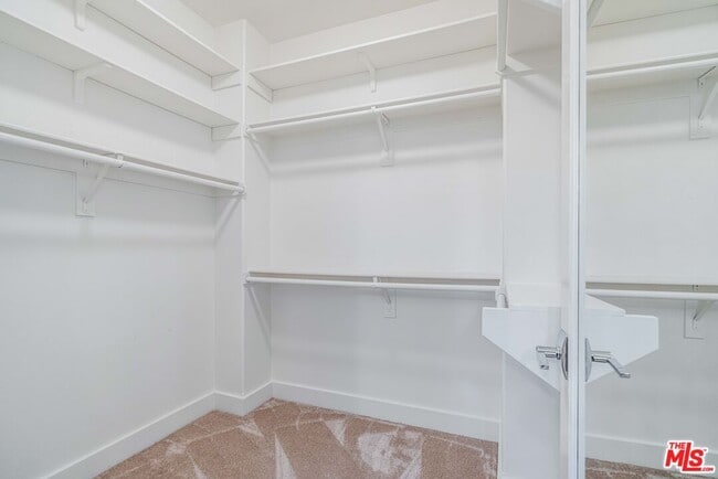 Building Photo - 5800 Seawalk Dr