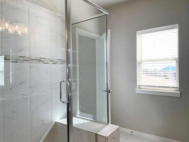 Building Photo - Townhome w/ All the Bells and Whistles!