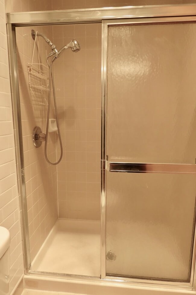 Building Photo - Condo with 2 baths, Parking and Private Pa...