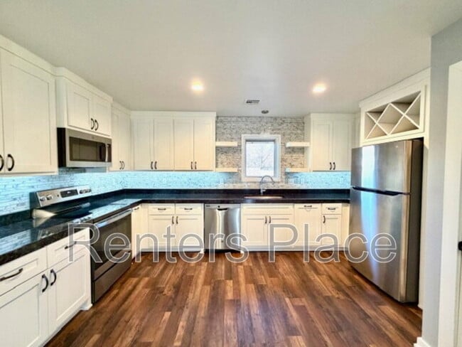 Building Photo - 415 S Victor Ave