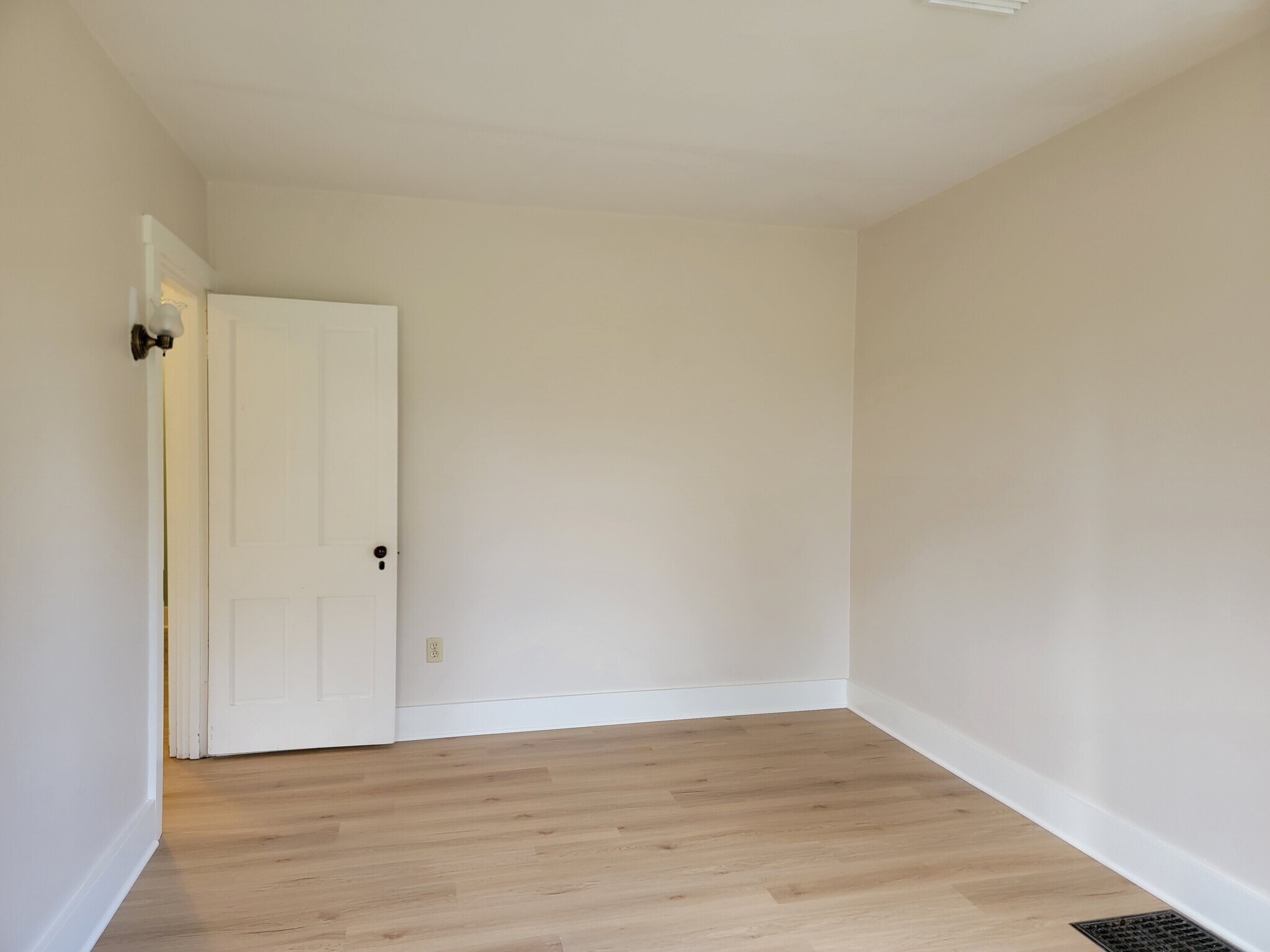 Building Photo - 819 Fruitville Pike