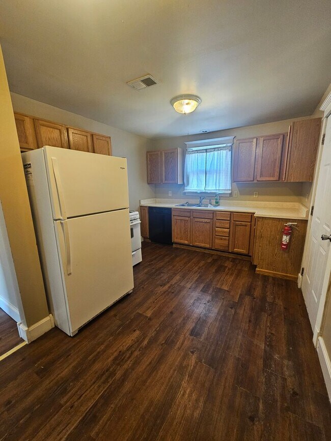 Building Photo - 929 Bridge