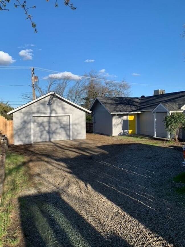 Building Photo - Cute 2 Bedroom in West Redding