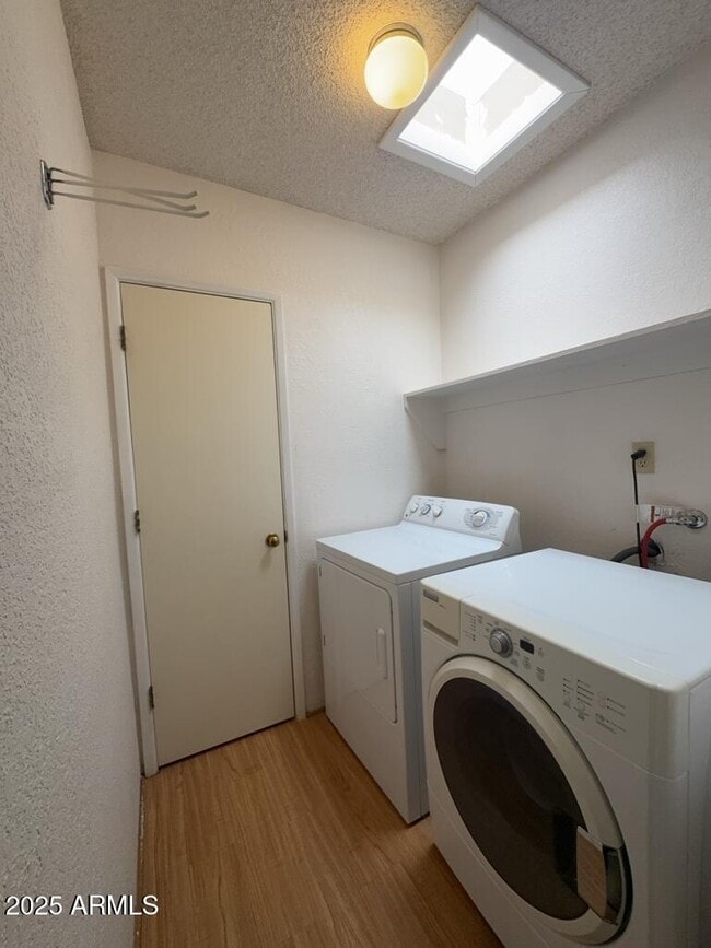 Building Photo - 433 Meadows Dr