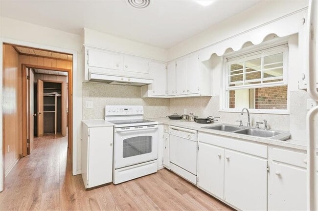 Building Photo - 704 Fort King George Dr