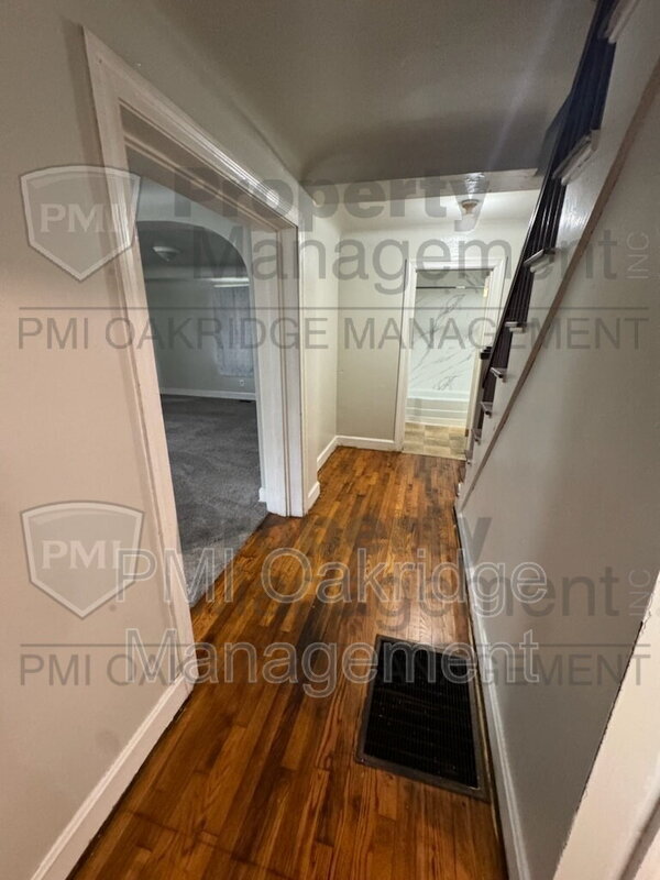 Building Photo - 906 Race Dr