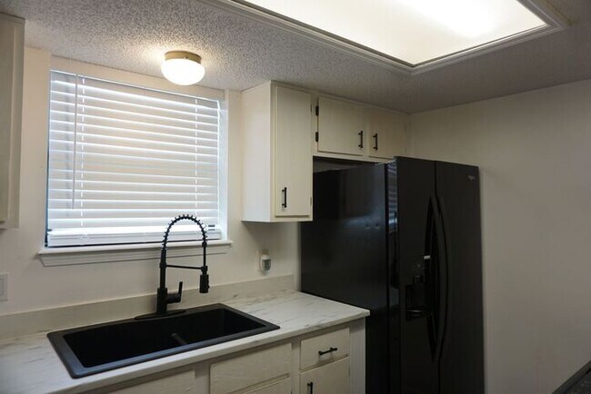Building Photo - 2/2 Townhome close to NAS Jax. No Additional Fees