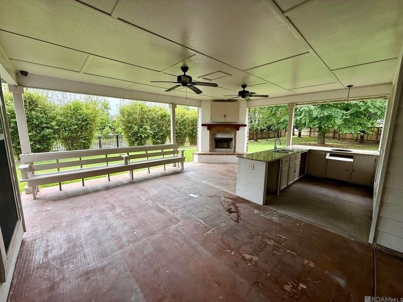 Building Photo - 10408 Springtree Ave