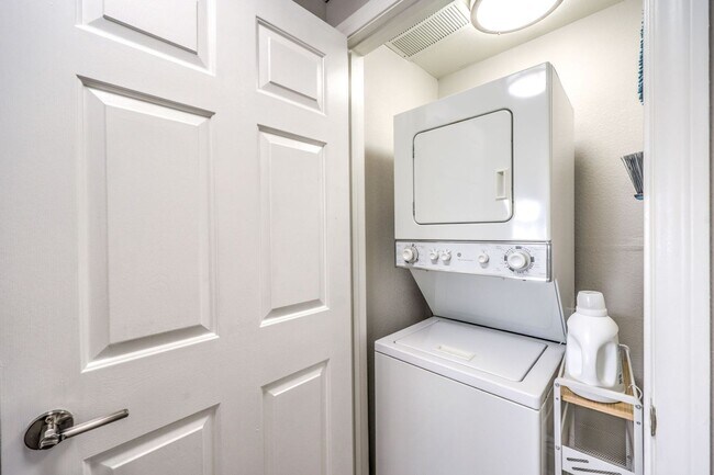 Building Photo - fully furnished, 1 bed, 1 bath condo in gated community