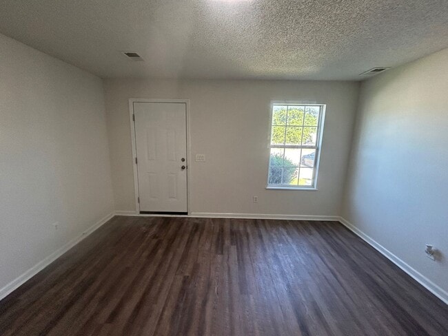 Building Photo - 3-bedroom, 2.5-bathroom two-story home located in the desirable Gatewood Communities!