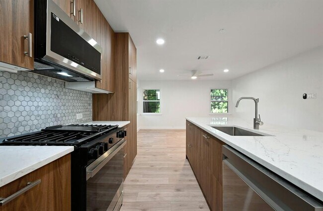 Building Photo - 4611 Goliad Ln