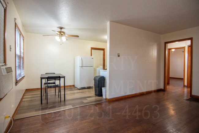 Building Photo - Weekly Rental 2 Bedroom 1 Bathroom on cul-...