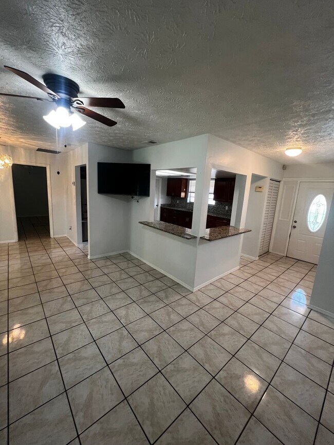 Building Photo - 3 BEDROOM 2 BATH CONVENIENTLY LOCATED WITH A TROPICAL OASIS IN THE BACK YARD!