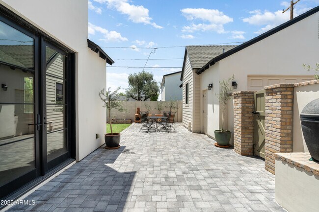 Building Photo - 4901 E Amelia Ave