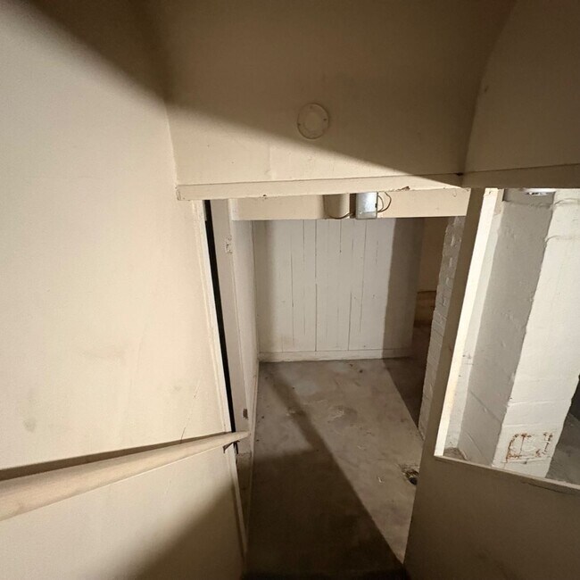 Building Photo - Charming 3 - Bedroom Property in Prime Location