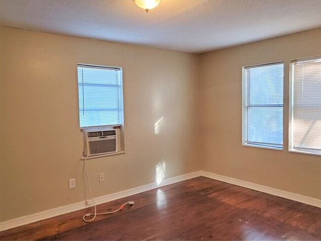 Building Photo - 1 BED 1 BATH DOWNSTAIRS GARAGE APT IN CAPITAL HILL AREA