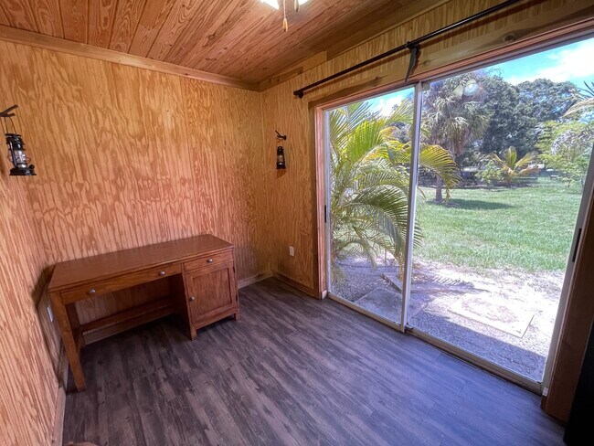 Florida room - 18767 49th St N