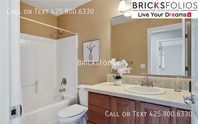 Building Photo - Welcoming Home in Bothell, Ideal for Relax...