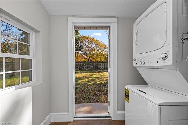 Building Photo - 229 Woodview Ave