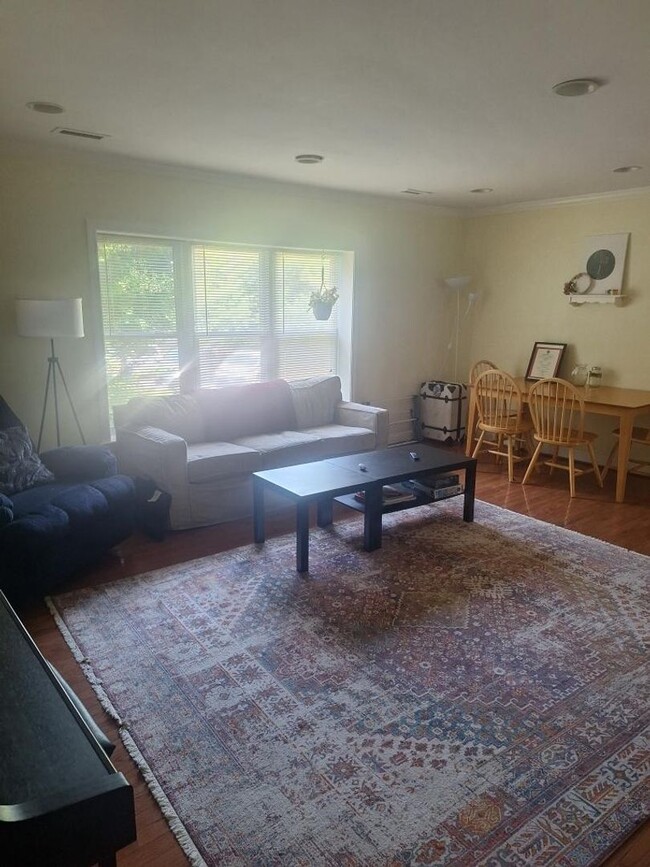 Primary Photo - Large, newer, pet friendly 3 bed with all ...