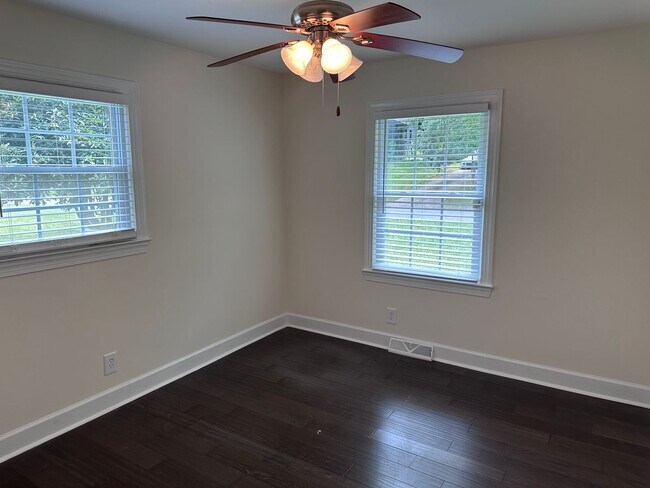 Building Photo - Beautiful 3 Bedroom Home in Windsor Park!!
