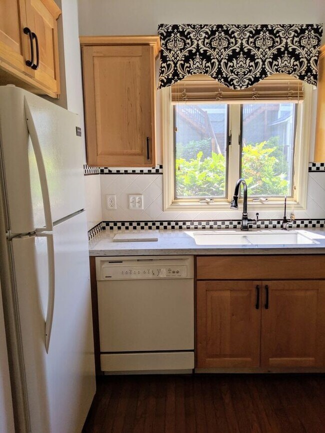 Building Photo - Condo Rental in Great Asheville Location!