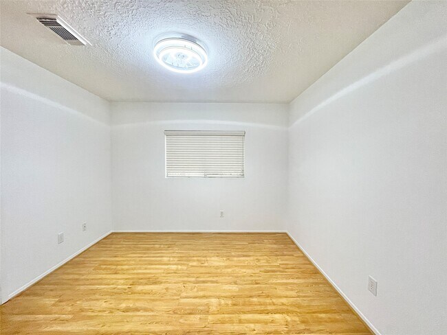 Building Photo - 6 Lea Oak Ct