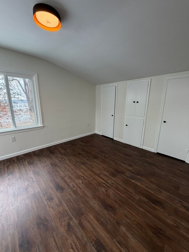 Building Photo - Beautifully Renovated 3/2 in Huge Lot