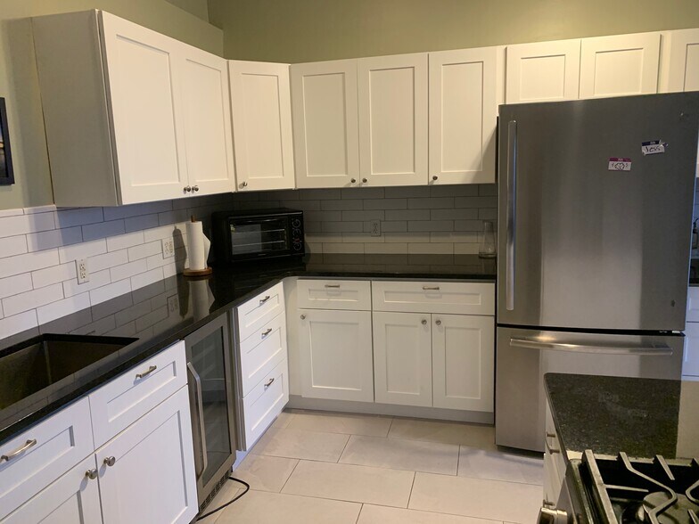 Building Photo - 378 Thames St