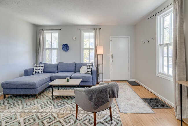 Building Photo - Cozy 1 Bedroom Bungalow!!