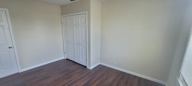 Building Photo - 4 Bedroom Single Family Home