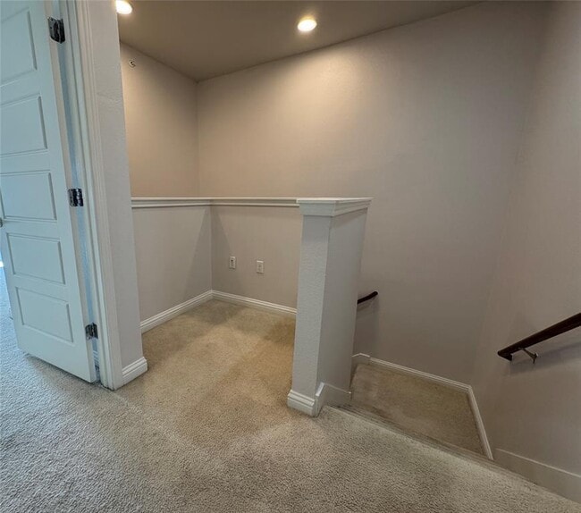 Building Photo - 6814 E Riverside Dr