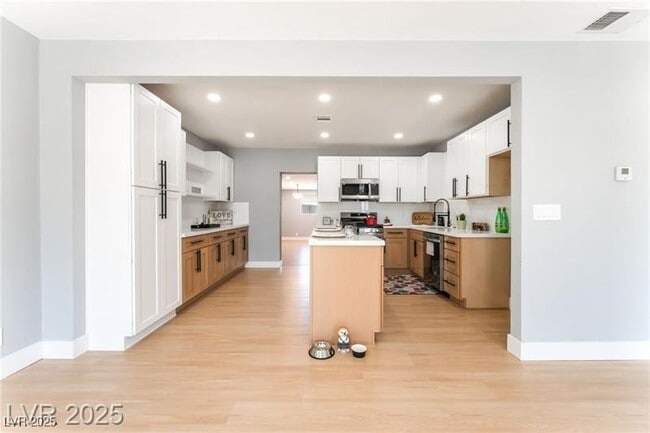 Building Photo - 915 Melrose Dr